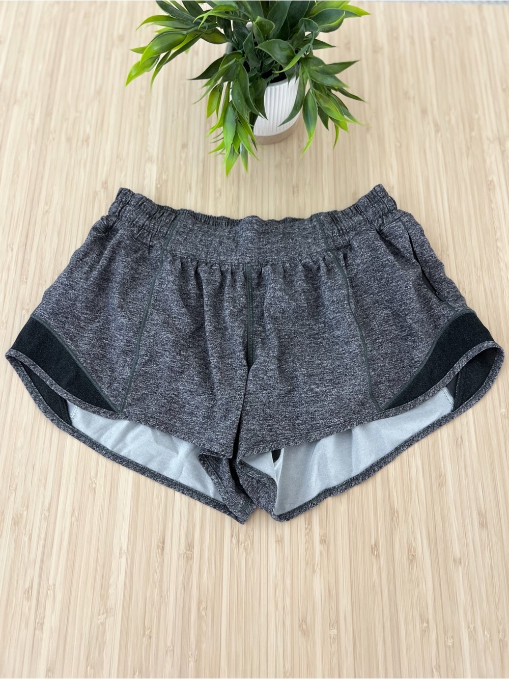 Lululemon Hotty Hot Women’s Athletic Activewear Grey Shorts size 8
